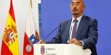 El consejero César Pascual apuesta por una gestión sanitaria más profesionalizada y con mayor autonomía técnica