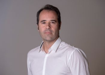 Javier Chicote denuncia la precariedad del periodismo de investigación en una conferencia en los Cursos de Verano de la UC