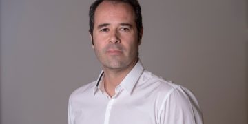 Javier Chicote denuncia la precariedad del periodismo de investigación en una conferencia en los Cursos de Verano de la UC