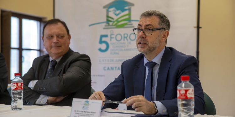 El Gobierno de Cantabria presenta el turismo rural como antídoto al despoblamiento pese a la falta de medidas estructurales