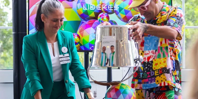 La Fundación Real Racing Club y Coloring the World presentan un balón solidario para impulsar proyectos sociales