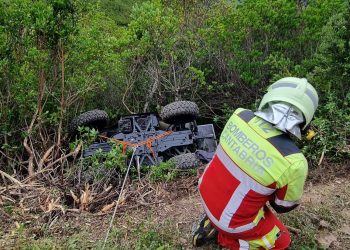 Dos turistas alemanes salen ilesos tras volcar en una pista forestal de Potes