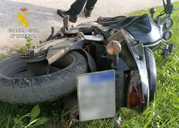 Detenido un joven en Sarón tras huir en moto por una vía peatonal sin carné y con matrícula robada