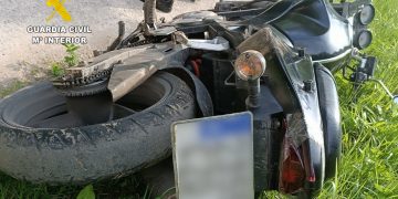 Detenido un joven en Sarón tras huir en moto por una vía peatonal sin carné y con matrícula robada