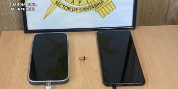 Nueve personas cazadas copiando con auriculares y móviles en exámenes teóricos de conducir en Cantabria