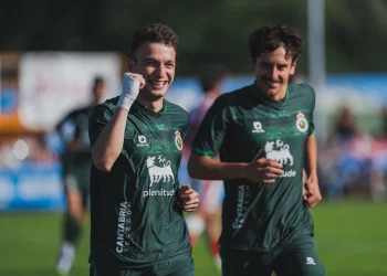 El Racing se impone al Sporting en Grado y prolonga su buena racha en pretemporada (0-2)