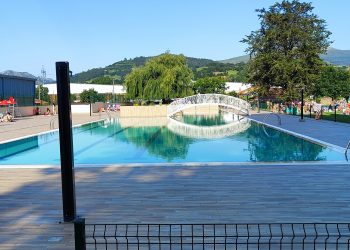 Las piscinas municipales de Los Corrales de Buelna cierran tras detectar excrementos en el agua