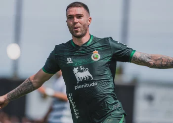 El Racing arranca la pretemporada con victoria y golazo ante el Eibar (2-0)