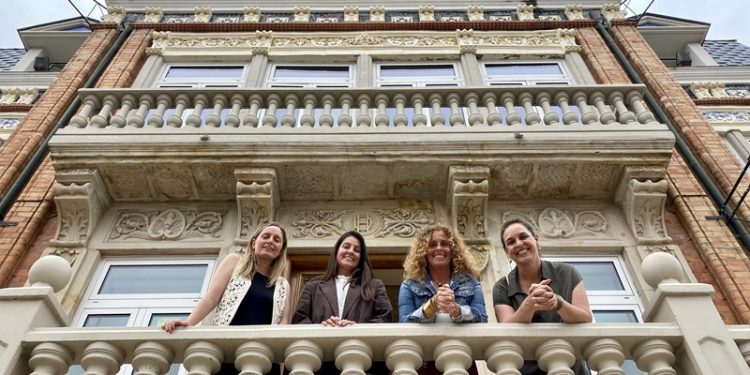 Raquel García Ceballos inaugura en Castro Urdiales el ciclo de conferencias ‘Raíces y cumbres’ de la Universidad de Cantabria