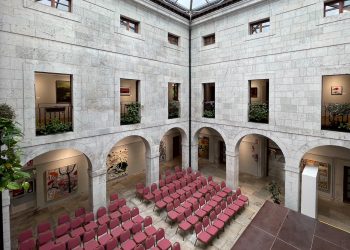 Comillas abre al público tres nuevas exposiciones en El Espolón con estilos y trayectorias diversas