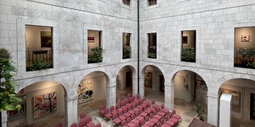 Comillas abre al público tres nuevas exposiciones en El Espolón con estilos y trayectorias diversas