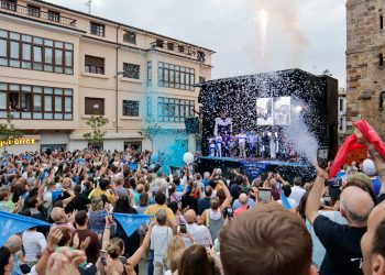 Antonio Resines da inicio con humor y cariño a las Fiestas del Santo Cristo del Amparo 2025 en Comillas