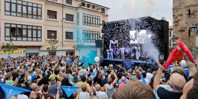 Antonio Resines da inicio con humor y cariño a las Fiestas del Santo Cristo del Amparo 2025 en Comillas