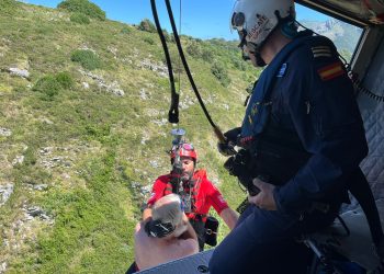 Rescatados un niño y un hombre de nacionalidad británica atrapados entre las rocas en la playa de Sonabia