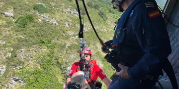 Rescatados un niño y un hombre de nacionalidad británica atrapados entre las rocas en la playa de Sonabia
