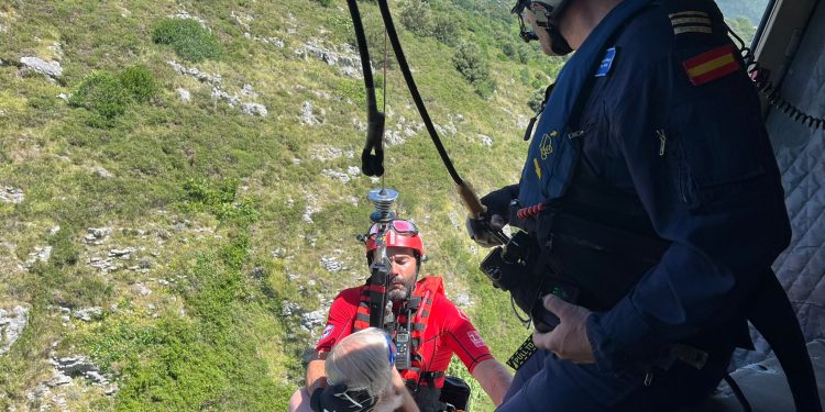 Rescatados un niño y un hombre de nacionalidad británica atrapados entre las rocas en la playa de Sonabia
