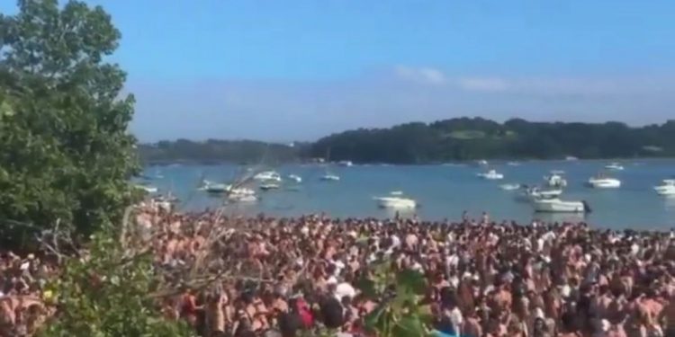 El macrobotellón en El Puntal reaviva las críticas por la falta de control en este entorno natural