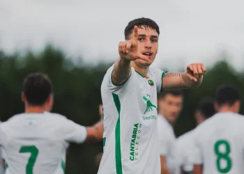 El Racing conquista el II Trofeo Nando Yosu tras imponerse al Athletic en un emotivo homenaje (2-1)