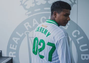 El Racing renueva a Jeremy Arévalo hasta 2027 con opción a una temporada más