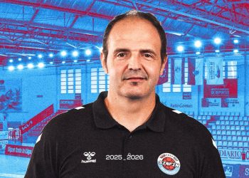 Lon cuelga la camiseta del Blendio Sinfín para tomar las riendas desde el banquillo