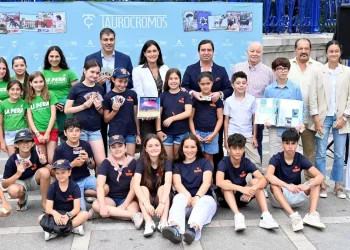 IU critica a Gema Igual por apoyar un álbum taurino dirigido a menores: “Vulnera los derechos de la infancia”