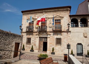 El juzgado obliga al Ayuntamiento de San Vicente de la Barquera a pagar más de 6.000 euros a un policía local por retribuciones no abonadas