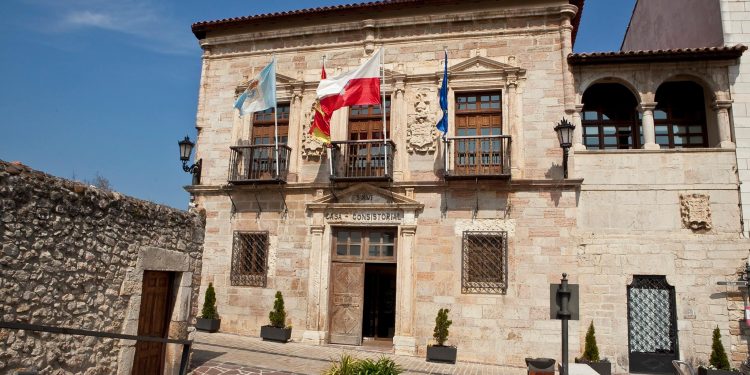 El juzgado obliga al Ayuntamiento de San Vicente de la Barquera a pagar más de 6.000 euros a un policía local por retribuciones no abonadas
