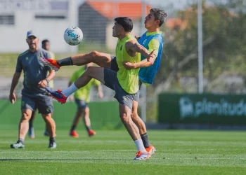 El Racing encara el debut liguero con deberes por hacer y la plantilla bajo mínimos