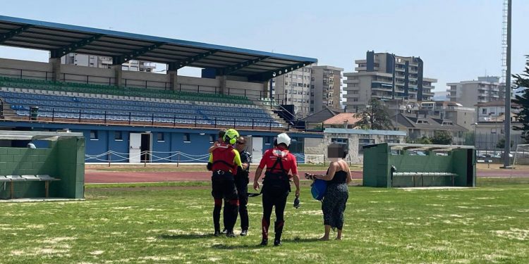 Rescatado en helicóptero un niño herido tras caer en una zona rocosa en la playa de Sonabia