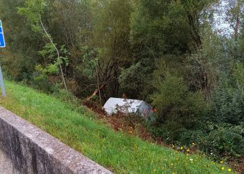 Un herido tras precipitarse una furgoneta por un talud en la A-8, en Udías