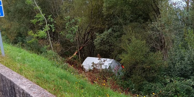 Un herido tras precipitarse una furgoneta por un talud en la A-8, en Udías