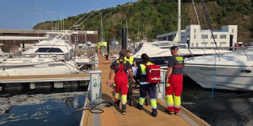 Bomberos auxilian a mujer tras un accidente mientras navegaba