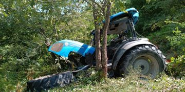 Rescatado con heridas graves un hombre tras volcar su tractor en una ladera en Tudanca
