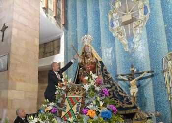 La Virgen Grande recibe el bastón de mando de Torrelavega en el inicio de las fiestas patronales