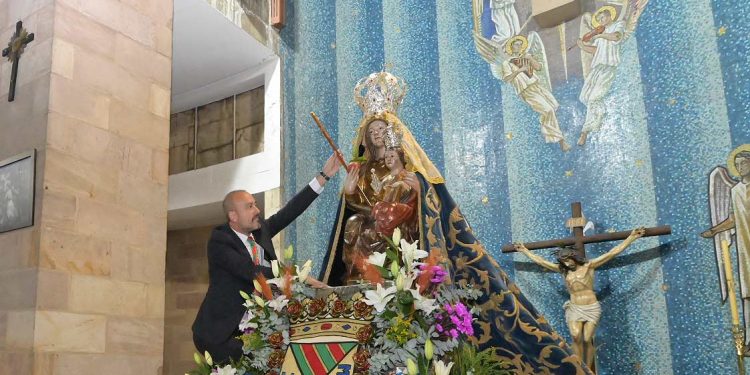 La Virgen Grande recibe el bastón de mando de Torrelavega en el inicio de las fiestas patronales