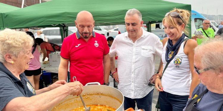 El Gobierno de Cantabria participa en la 45ª edición del Día de la Marmita en Laredo