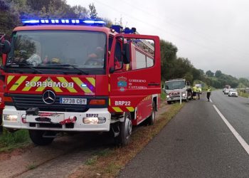 Dos heridos leves en un accidente con vuelco en la A-8 a la altura de Cabezón de la Sal