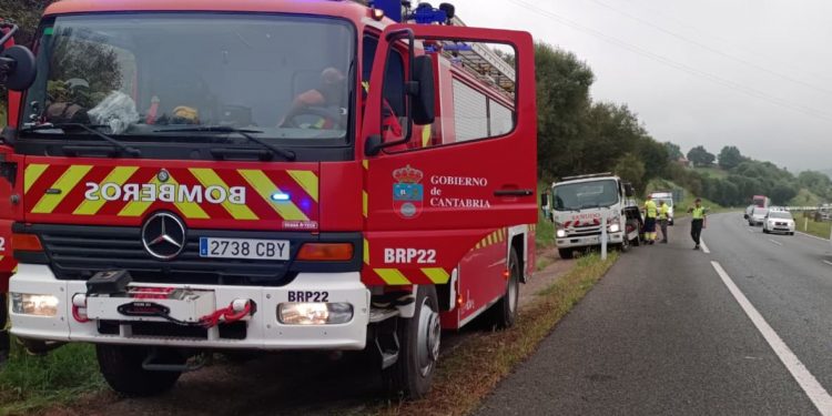 Dos heridos leves en un accidente con vuelco en la A-8 a la altura de Cabezón de la Sal