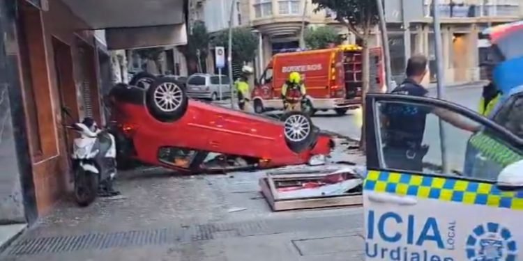 Accidente de tráfico en Castro Urdiales con vehículo volcado tras chocar contra un árbol