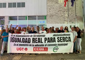 La plantilla del SERCA intensifica sus movilizaciones para reclamar la adhesión al convenio municipal de Torrelavega