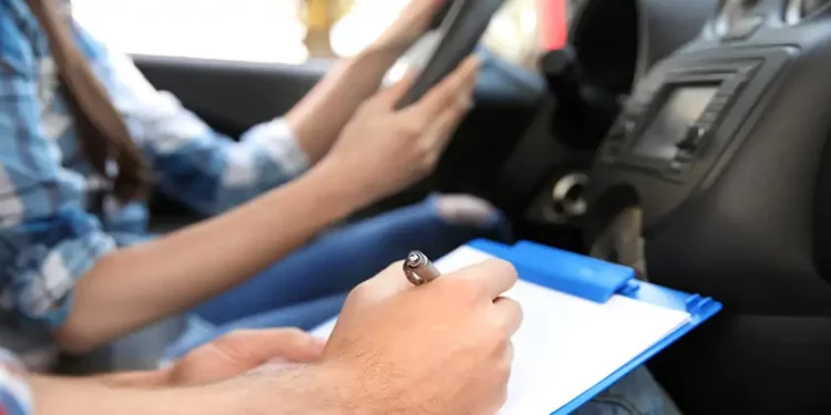 Cantabria destina 220.000 euros en ayudas para que jóvenes obtengan el carné de conducir