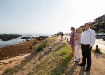 Cantabria retira más de 1.600 toneladas de alga invasora en tres días en las playas de Noja