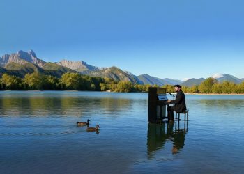 El piano flotante regresa a la Marisma de Joyel con un espectáculo de música cubana al atardecer