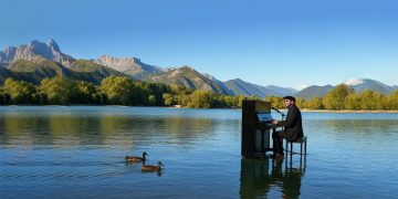 El piano flotante regresa a la Marisma de Joyel con un espectáculo de música cubana al atardecer