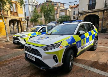 Agentes de la Policía Local de Torrelavega se concentran ante el Ayuntamiento: «No hay voluntad de diálogo ni de mejorar la seguridad»