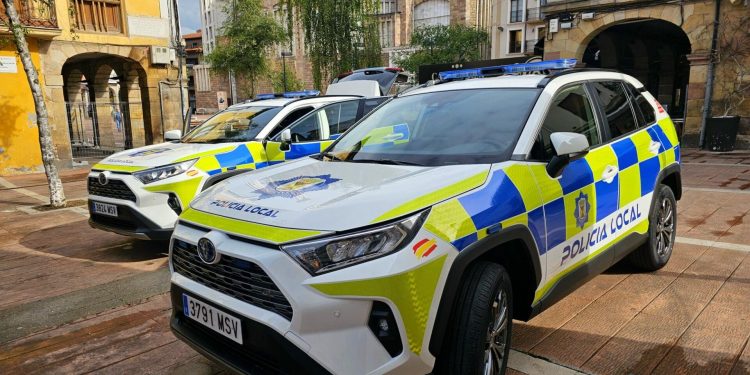 Agentes de la Policía Local de Torrelavega se concentran ante el Ayuntamiento: «No hay voluntad de diálogo ni de mejorar la seguridad»