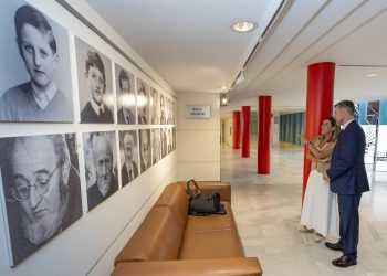 Buruaga ensalza la figura de Álvaro Pombo en una exposición que repasa su universo literario y vital