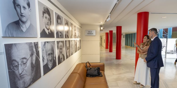 Buruaga ensalza la figura de Álvaro Pombo en una exposición que repasa su universo literario y vital