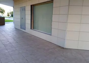 La apertura de una nueva casa de apuestas en Peñacastillo desata la indignación de familias y vecinos en Santander
