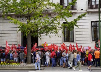 CCOO y UGT de Cantabria protestan contra el bloqueo a la reducción de la jornada laboral